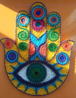Ладонь Бога в стиле String Art - плетённая картина из ниток и гвоздей