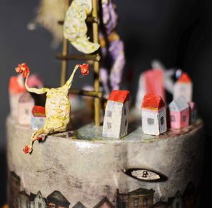 Кукла Лея с музыкой, на крутящейся подставке