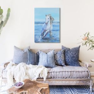 Белая лошадь по кличке  Счастье