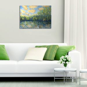 Облака над лесным озером