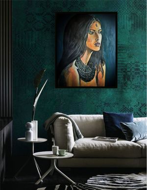 Девушка с ожерельем