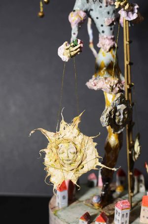 Кукла Лея с музыкой, на крутящейся подставке