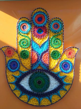 Ладонь Бога в стиле String Art - плетённая картина из ниток и гвоздей