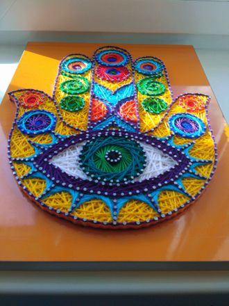 Ладонь Бога в стиле String Art - плетённая картина из ниток и гвоздей