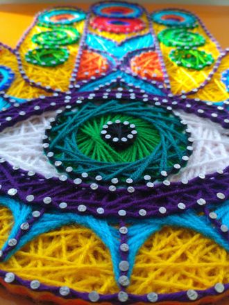 Ладонь Бога в стиле String Art - плетённая картина из ниток и гвоздей