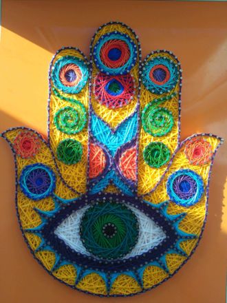 Ладонь Бога в стиле String Art - плетённая картина из ниток и гвоздей