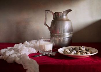 Натюрморт с кувшином, молоком и перепелиным яйцом