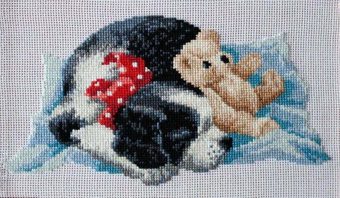 Спящий щенок с медвежонком