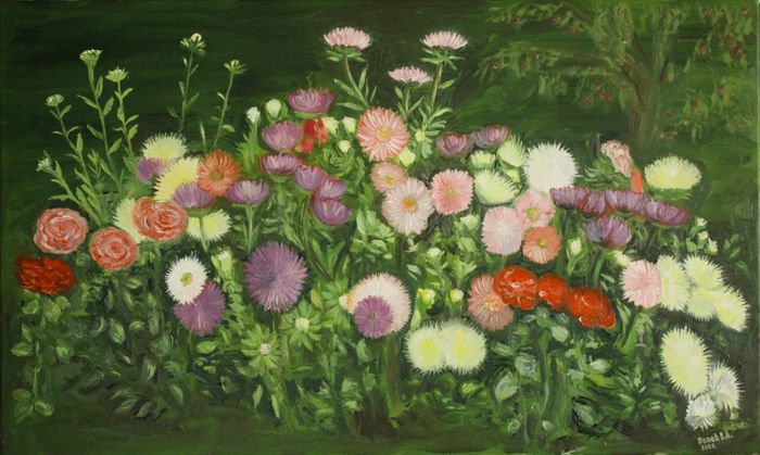 Цветы  возле дома.