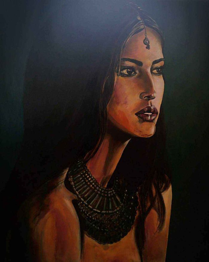 Девушка с ожерельем